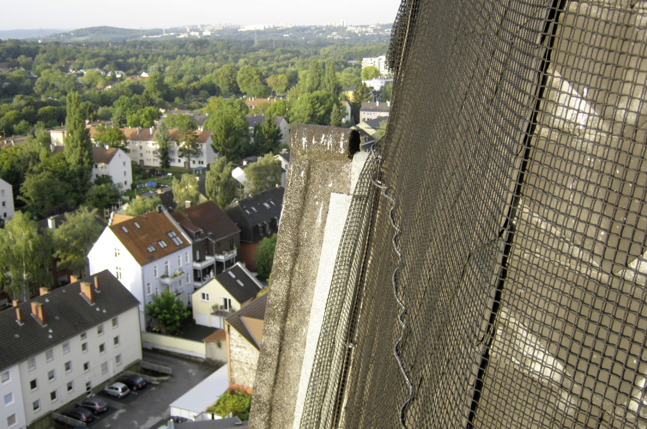 Befestigung für Schutznetz am Turm der Lutherkirche Bochum 