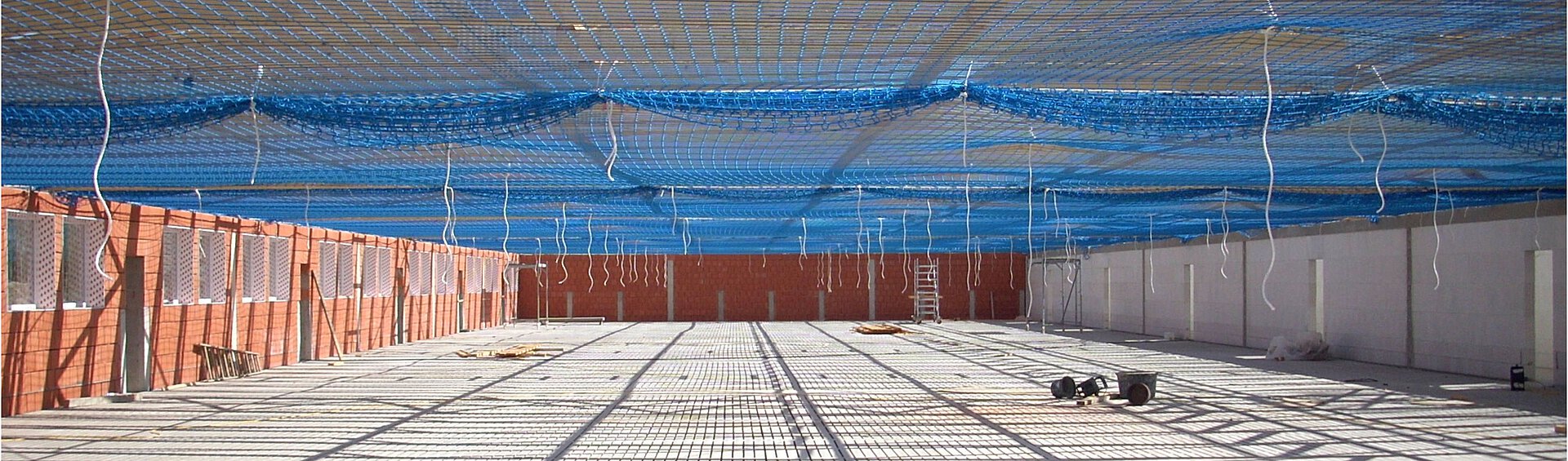 Auffangnetz zur Absicherung eines Daches im Rohbau 